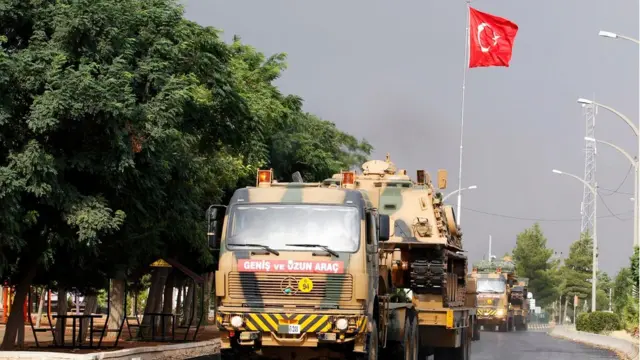Suriye sınırına ilerleyen bir Türk tankı