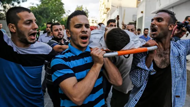 تقول السلطات الصحية في غزة إن الجيش الإسرائيلي قتل 4 مدنيين في هجماته الجمعة على القطاع.