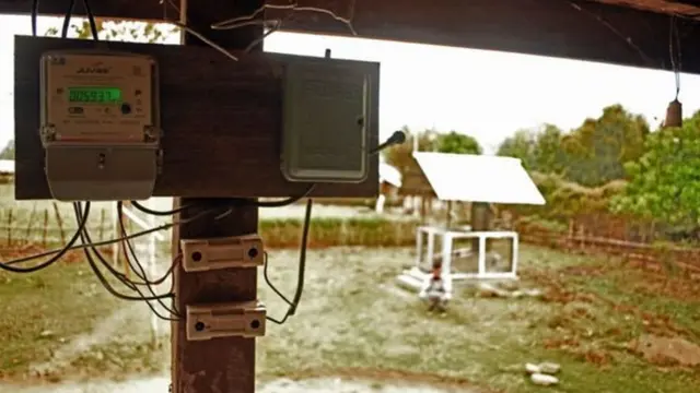 गांव में बिजली आपूर्ति बाधित रहती है