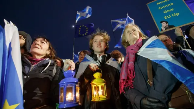 Шествие против брексита в Эдинбурге