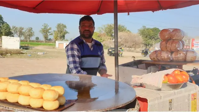 اٹاری پر رمیش آئی سی پی کے پاس ایک چھوٹا سا ڈھابہ چلاتے ہیں