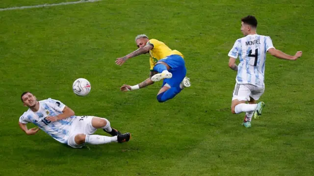 নেইমার চেষ্টা করে গেছেন শেষ পর্যন্ত কিন্তু আর্জেন্টিনার রক্ষণ ভাঙতে পারেননি