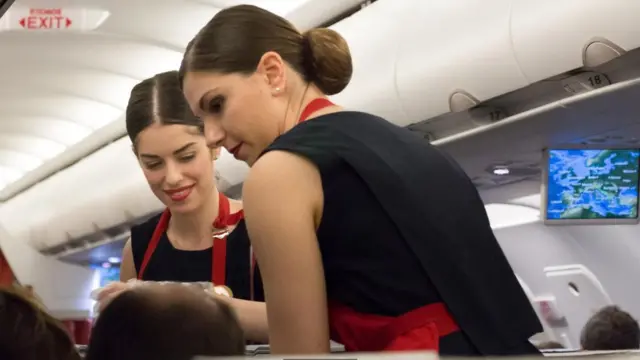 일하고 있는 승무원들