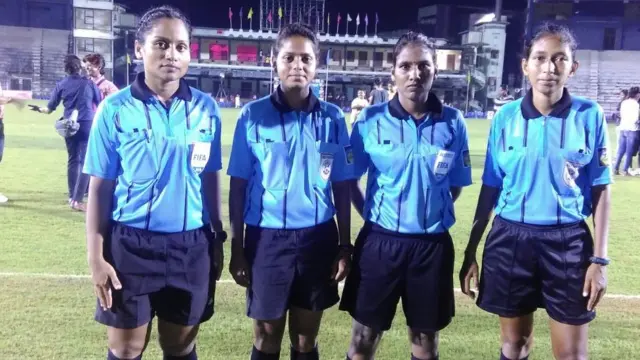 சக நடுவர்களுடன் ரூபா தேவி