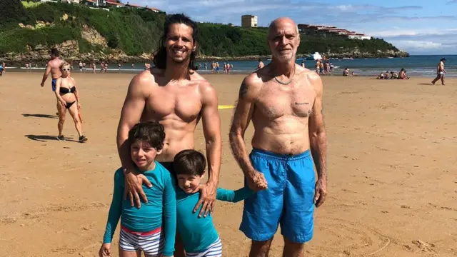 Ricardo Carvalhocodigo de afiliado lampionsbetCastro (à dir.) com o filho Daniel e os netos