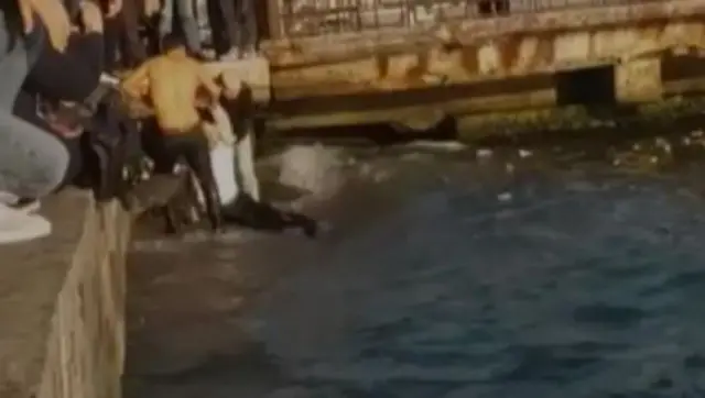 Otobüs şoförü Necdet K., denizden çıkarılıyor