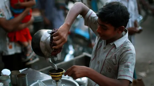 চা বানাচ্ছে এক কিশোর