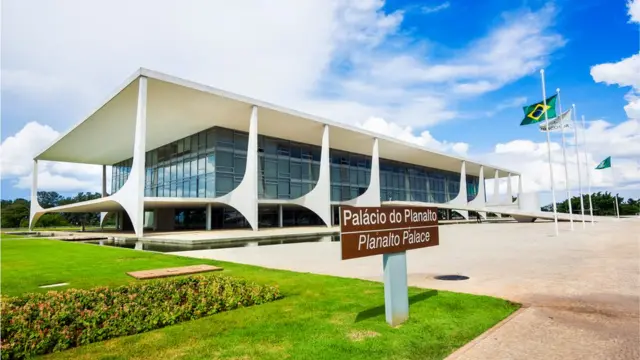 Palácio do Planalto, com suas colunas modernas e fachadapixbet hackeadovidro,pixbet hackeadodia ensolaradopixbet hackeadocéu azul