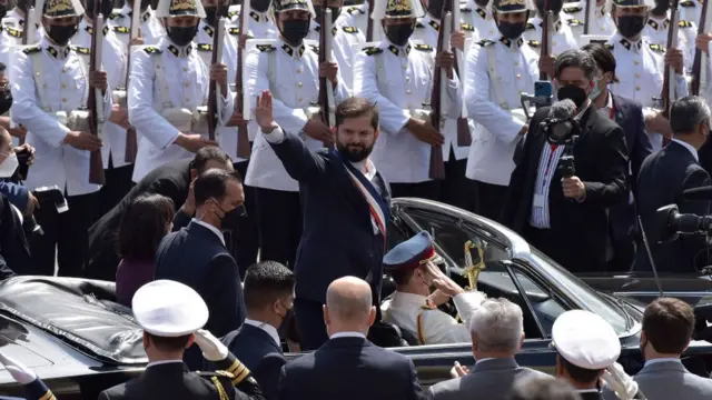 Gabriel Boric en un ford galaxy, saliendo del congreso nacional de Chile.