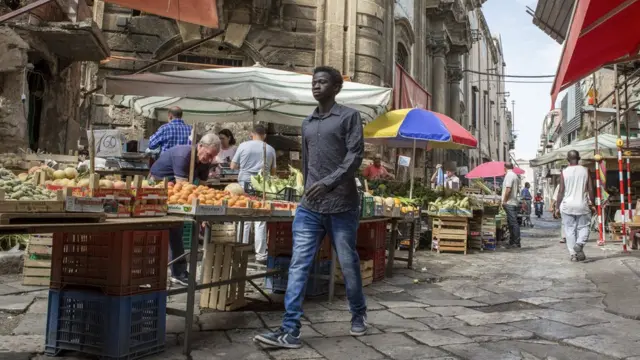 Un homme marchant à Palerme, Sicile - Italie