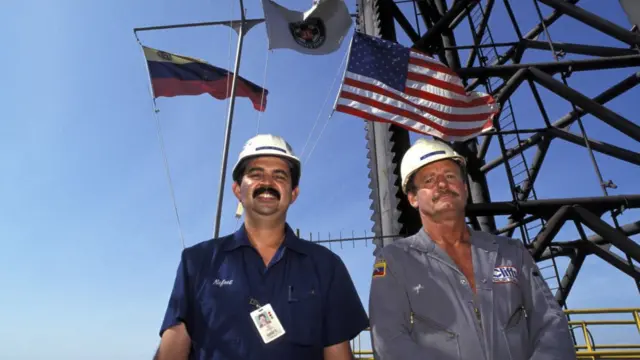 درآمدهای نفتی ونزوئلا تا حد زیادی به آمریکا وابسته است؛ حدود ۴۱ درصد از صادرات نفت این کشور به آمریکاست