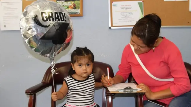 Mujer hispana y su niña con un globo en el Hispanic Outreach Center, condado de Pinellas