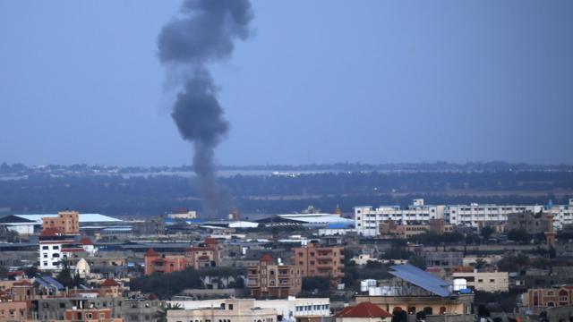 Дым поднимается над провинцией Рафах на юге сектора Газа