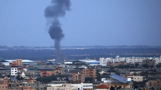 Дым поднимается над провинцией Рафах на юге сектора Газа