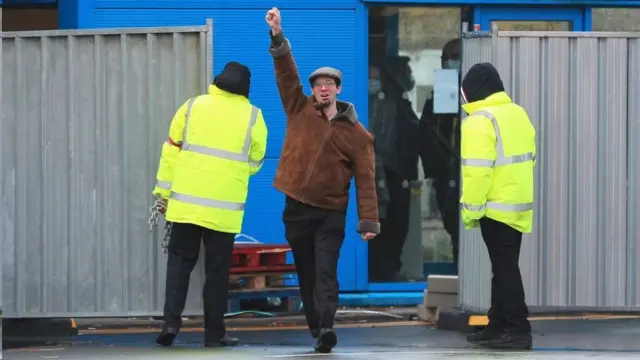 马特·罗隔离期满走出医院被多家媒体拍到的画面