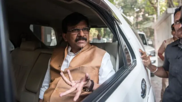 संजय राउत की देवेंद्र फडणवीस के साथ मुलाक़ात के बाद महाराष्ट्र की राजनीति गरमा गई है.