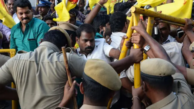 பூட்டு போடும் போராட்டம் முதல் சிக்ஸர் வரை! - நேற்றைய சேப்பாக்கம் காட்சிகள்