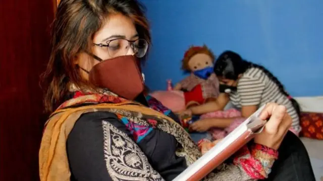 করোনাভাইরাসের আতঙ্কে অনেকে বাড়ির ভেতরেই অবস্থান করছেন।