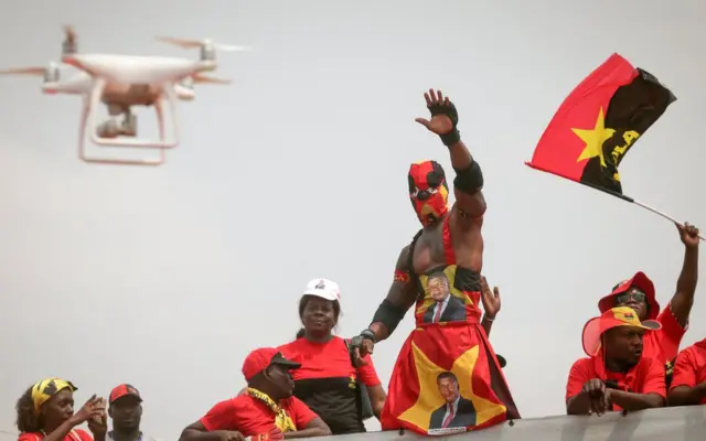 Taareerayaasha Joao Lourenco (ma muuqdo), murashaxa xisbiga MPLA oo qaylinaya intii lagu jiray ololaha doorashada Angola. Waxay ka qayb galayaan isu soo bax ka dhacay Luanda 19 August 2017.