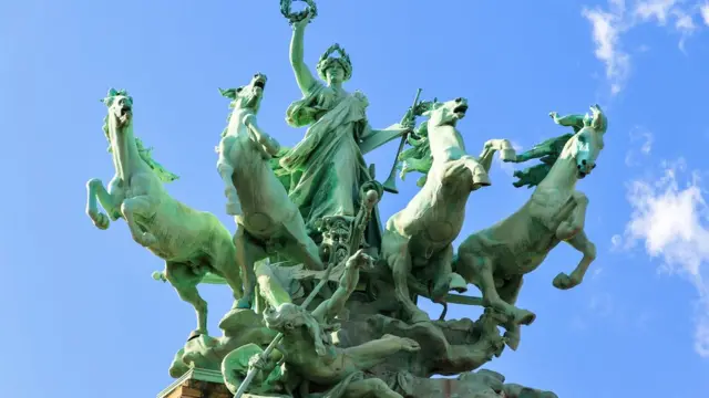 Квадрига, конная статуя