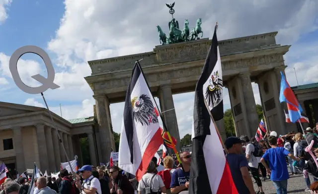 Флаги Германской империи на протесте против локдауна в августе 2020 года в Берлине