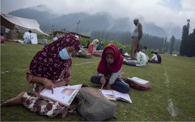 L'apprentissage en plein air a été encouragé comme moyen de ramener les élèves à l'école en toute sécurité par ces temps de Covid-19. Une classe au Cachemire sous administration indienne