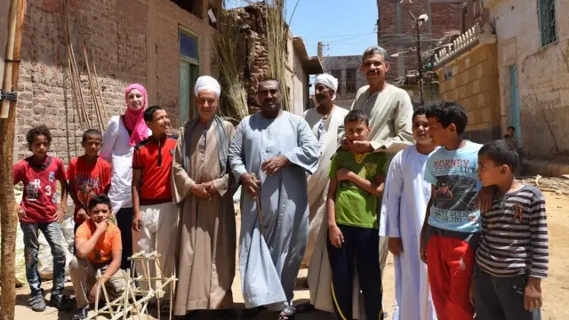 هبة ومجموعة مصريين