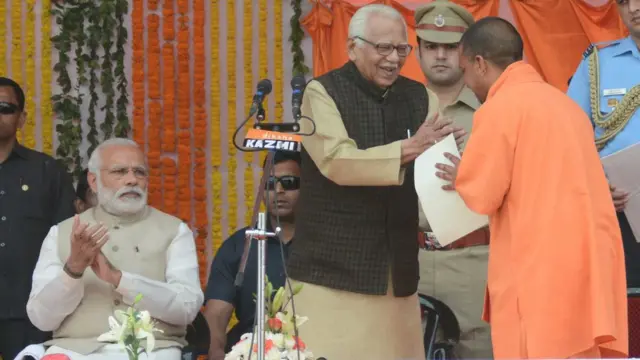 प्रधानमंत्री नरेंद्र मोदी की मौजूदगी में मुख्यमंत्री पद की शपथ लेते आदित्यनाथ