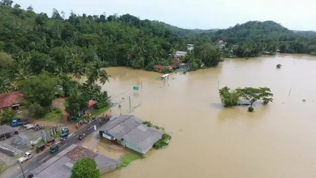 இலங்கை வெள்ளம், நிலச்சரிவுகளில் பலியானோர் எண்ணிக்கை 122-ஆக உயர்வு