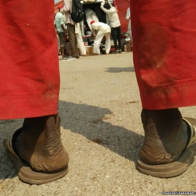 పగిలిన ఓ రైతు పాదాలు