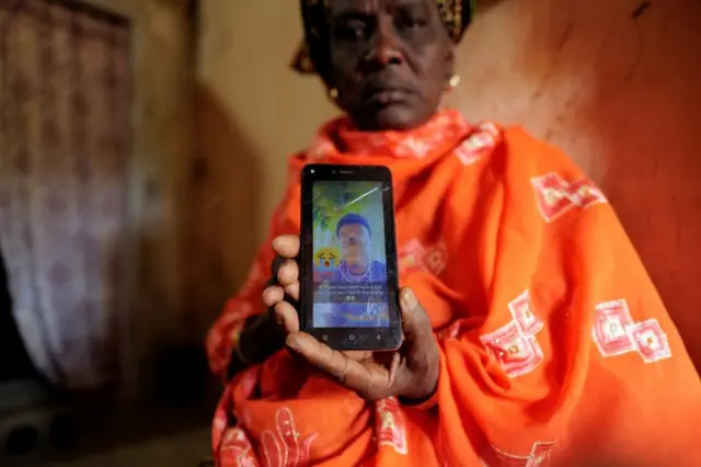 A Senegal ranar Asabar, Aminata Gueye tana nuna hoton danta mai shekara 24 Mohamed, wanda ya mutu a cikin teku a yayin da yake kokarin zuwa Tsiriban Canary da ke Sifaniya