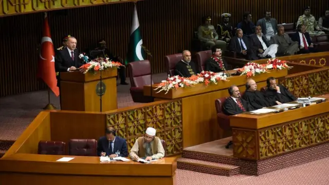 পাকিস্তানের পার্লামেন্টে ভাষণ দিচ্ছেন প্রেসিডেন্ট এরদোয়ান। ফেব্রুয়ারি, ২০২০