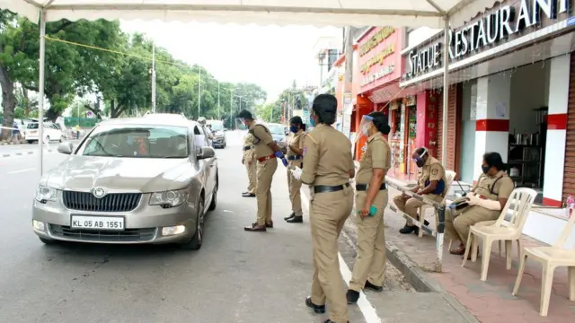 Policía haciendo controles.