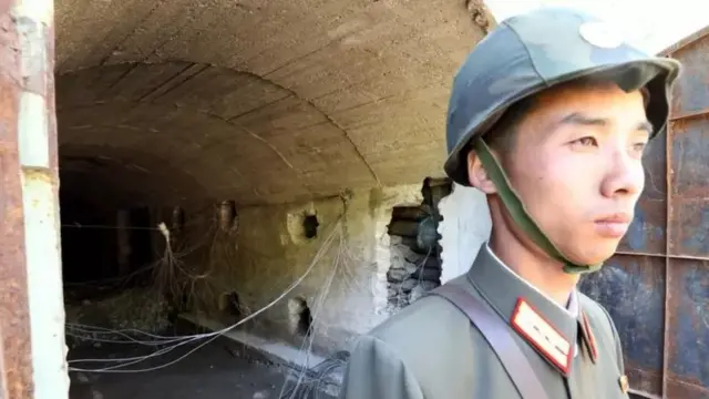 지난 5월 2018년 북한 풍계리 핵실험장 3번 갱도 앞을 지키고 있는 북한 군인