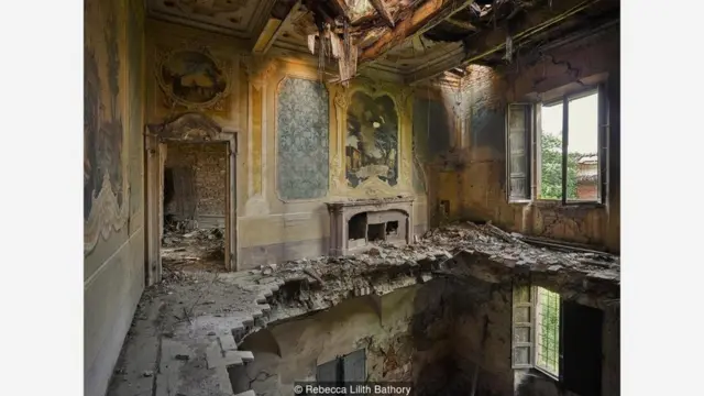 Rebecca Lilith Bathory sudah keliling dunia sejak 2017 untuk mencari lokasi-lokasi paling indah yang memperlihatkan reruntuhan.