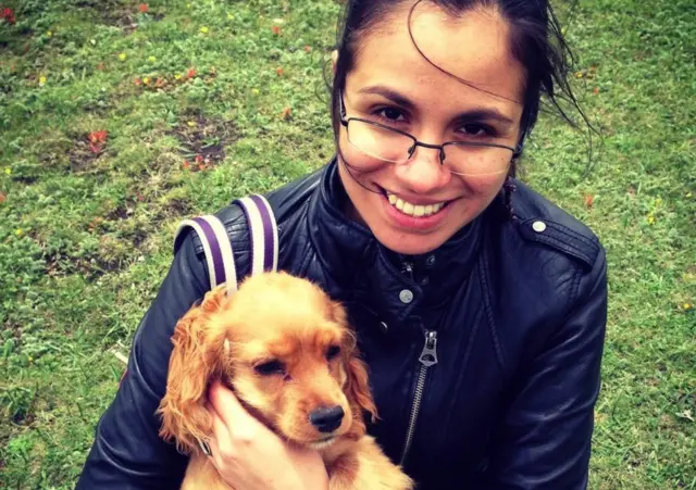 Campira con su perro.