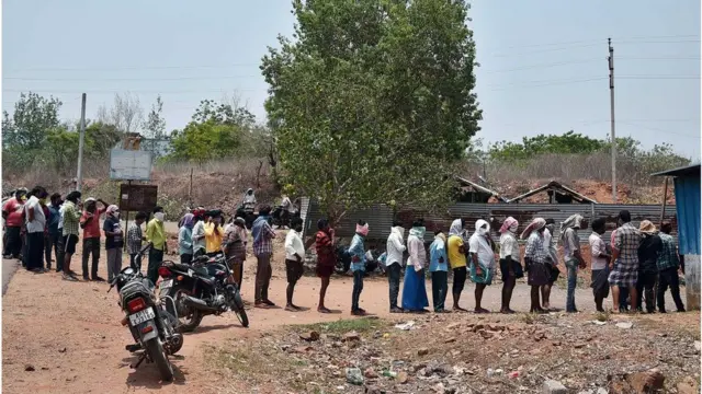 दारूसाठी लांबच लांब रांगा