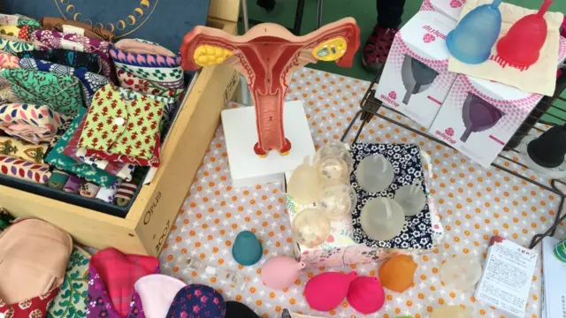 香港市集上推广生理用品的摊位。