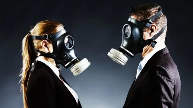 Pareja con una máscara de gas.