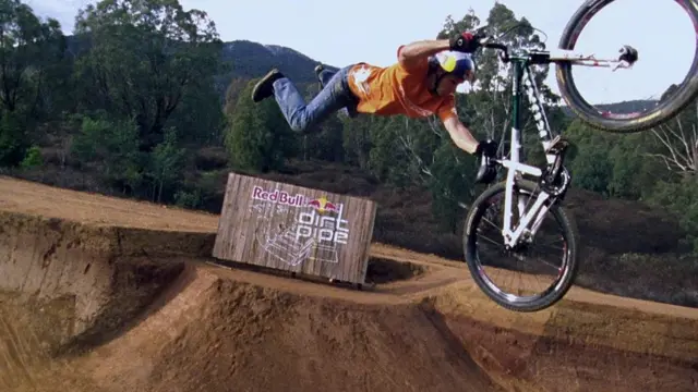 После више месеци интензивне физикалне терапије, која је трајала између шест и осам сати сваког дана, Пол је почео поново да хода уз помоћ