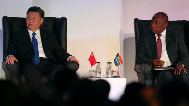 习近平在南非访问期间，与南非总统拉马福萨举行会谈。