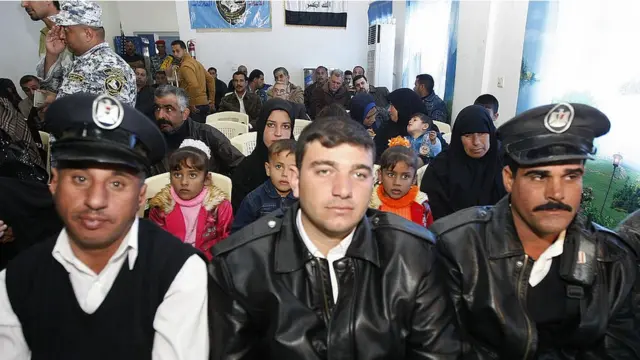 বাগদাদে আমেরিকান কৌঁসুলিদের সাথে বৈঠক করেন প্রত্যক্ষদর্শী পুলিশ এবং হতাহতের পরিবারের সদস্যরা। ডিসেম্বর ২০০৮