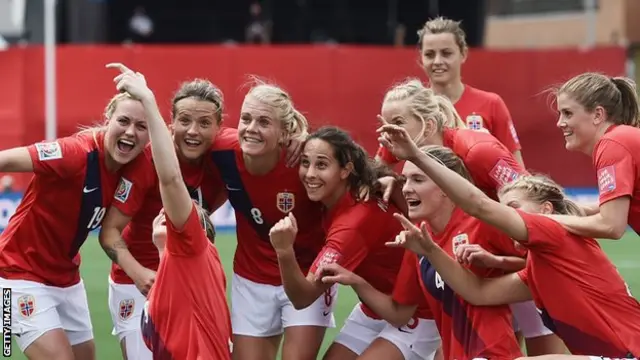 Las selección de mujeres celebra un gol