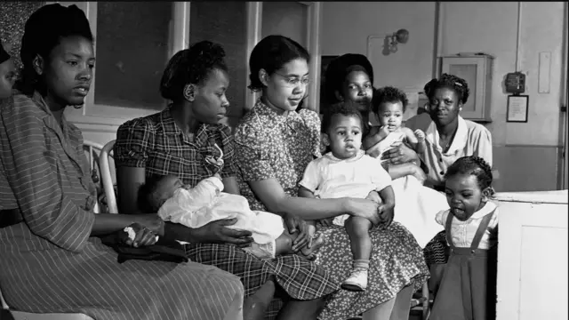 Žene i deca ćekaju u redu ispred Dečije bolnice u Vašington