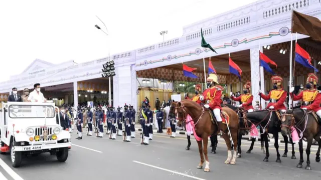 செயின்ட் ஜார்ஜ் கோட்டை முகப்பில் காவல் துறை அணிவகுப்பைப் பார்வையிடும் முதல்வர் மு.க.ஸ்டாலின்