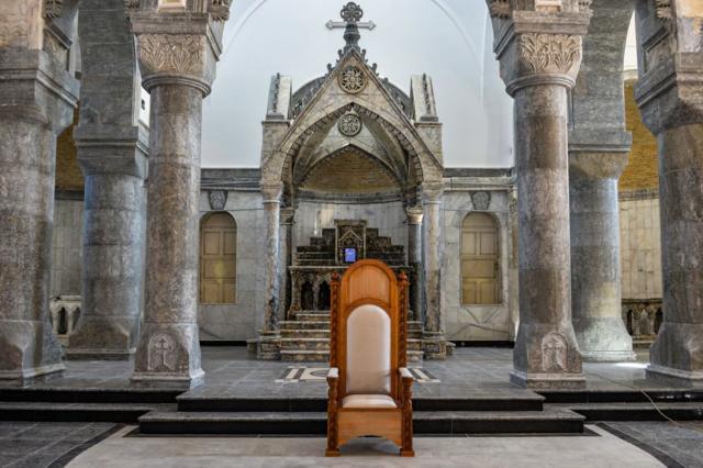 الكرسي التي سيجل عليها البابا في كنيسة الطاهرة الكبرى في قراقوش