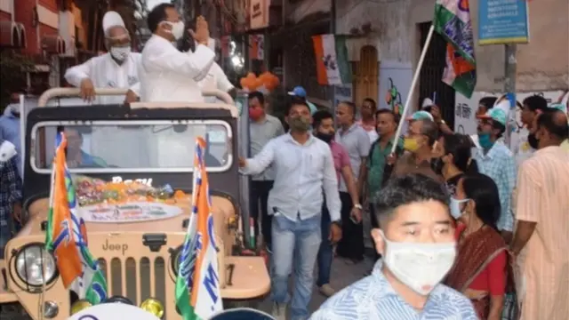 ટીએમસીએ શિક્ષણના ક્ષેત્રમાં વિદ્યાર્થીઓને ક્રેડિટ કાર્ડ આપવાની વાત કહી છે.