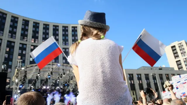 Девушка с флагами