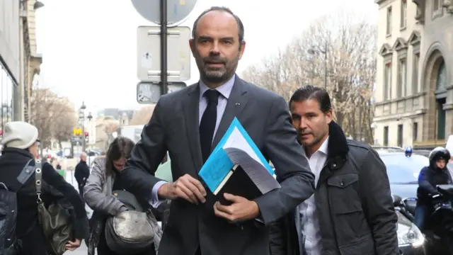 Bwana Philippe ubwo yerekezaga aho yatangarije ihagarikwa ry'icyo cyemezo cy'inyongera y'umusoro ku bikomoka kuri peteroli wari uteganyijwe gutangira mu kwezi kwa mbere umwaka utaha