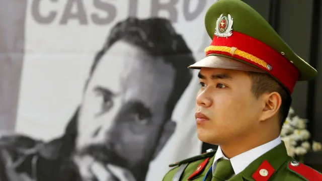 Một sĩ quan cảnh vệ Việt Nam đứng gác trước Đại sứ quán Cuba trong ngày tổ chức lễ viếng ông Fidel Castro.